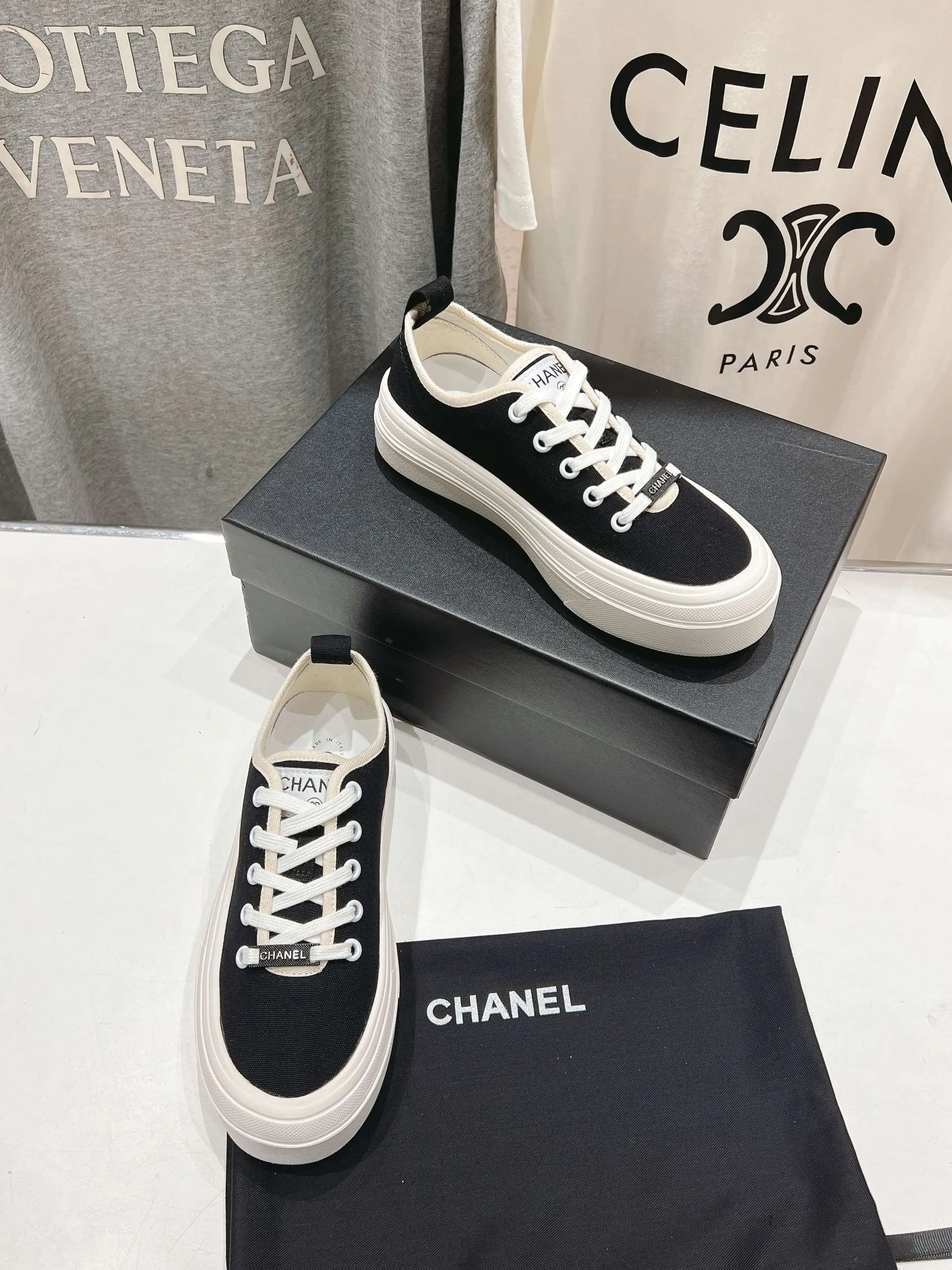 👟👟Ex-factory price 400👟👟 Chanel* Xiaoxiang 2025ss latest casual shoes, the currently super popular biscuit shoes. Internet celebrity Xiaohongshu is crazy about hot recommendations. The silly and cute style has a retro flavor! The shape is special and very recognizable. It makes your legs slimmer and longer. It is absolutely powerful. It is also very comfortable to wear. It has good looks. It is comfortable and increases your height. I must recommend it to everyone. The main feature of this year's series is minimalist style. ✔Fabric: original customized canvas. ✔Feet: water-dyed cowhide, comfortable on the feet. ✔Outsole: open-molded high-elastic rubber platform sole. ✔Number: 35-39.